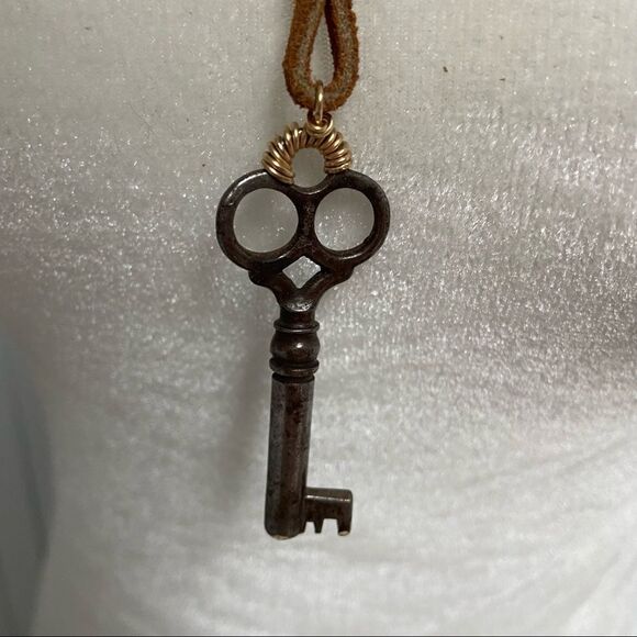 Metal key handmade necklace - Picture 3 of 5